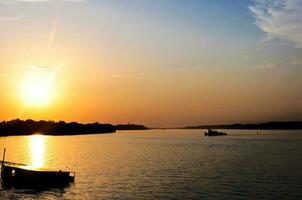 paesaggio tramonto sul fiume foto