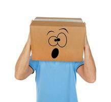 uomo con cartone scatola su il suo testa e spaventato emoticon viso foto