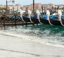 veneziano gondole con alto marea. foto