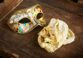 fritte Pasticcino di italiano carnevale con veneziano maschera. foto