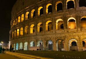 Colosseo di notte a Roma, Italia foto