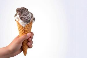 mano Tenere delizioso biscotti e crema ghiaccio crema nel un' croccante cialda cono con copia spazio. ai generato foto