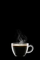 vicino su un' tazza di un' nero caldo caffè con Fumo su nero sfondo con copia spazio. ai generato foto