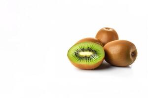 fresco totale e affettato Kiwi isolato su bianca sfondo con copia spazio. ai generato foto