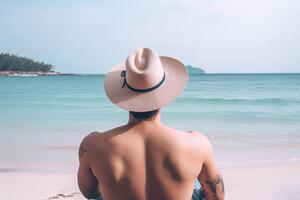 indietro Visualizza di un' uomo indossare un' cappello seduta su un' spiaggia. ai generato foto