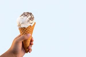 mano Tenere delizioso biscotti e crema ghiaccio crema nel un' croccante cialda cono con copia spazio. ai generato foto