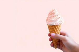 mano Tenere delizioso fragola ghiaccio crema nel un' croccante cialda cono con copia spazio. ai generato foto