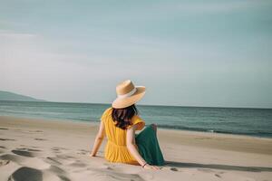 indietro Visualizza di un' donna indossare un' cappello seduta su un' spiaggia. ai generato foto