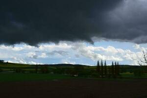 nuvole di tempesta scure foto