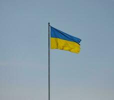 il giallo-blu bandiera di Ucraina è volante contro il blu cielo foto