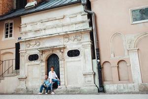 ragazzo e una ragazza camminano felicemente al mattino per le strade vuote foto