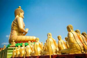 d'oro Budda a Budda memoriale parco , nakorn no, Tailandia. foto