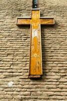 ortodosso cristiano di legno attraversare su vecchio Marrone mattone nel davanti di il Chiesa foto