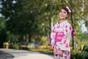 bellissimo giovane donna indossare giapponese tradizionale yukata foto