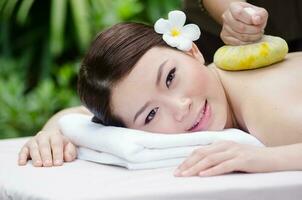 bellissimo asiatico donna fare terme massaggio foto