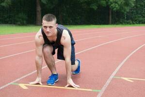 atleta addestramento. atleta su il routine a il stadio foto