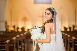 bellissimo sposa nel il Chiesa foto