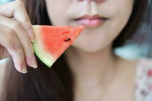 un' ragazza è mangiare anguria foto