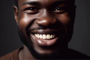 africano Sorridi. bianca denti di un' nero uomo nel avvicinamento. generativo ai foto
