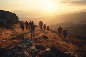 un' gruppo di backpackers a piedi attraverso il montagne a tramonto. generativo ai foto