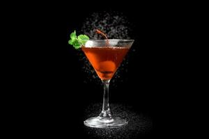 rosso cocktail e menta su nero sfondo foto