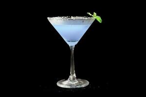 blu laguna o blu Hawaii cocktail - un' estate alcolizzato bevanda con Vodka, Tonico, e acqua su nero sfondo foto