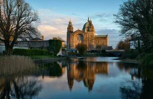 bellissimo scena di irlandesi punto di riferimento galway Cattedrale riflessa nel corrib fiume a galway città, Irlanda foto