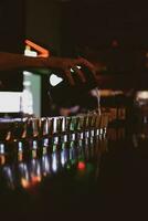 fotografie illustrare un' barista Riempimento certo tiro bicchieri con specifico bevande, così accensione il atmosfera.