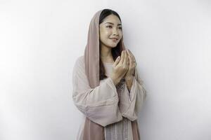 religioso bellissimo asiatico musulmano ragazza indossare un' foulard preghiere per Dio, isolato di bianca sfondo foto