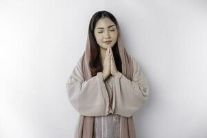 religioso bellissimo asiatico musulmano ragazza indossare un' foulard preghiere per Dio, isolato di bianca sfondo foto