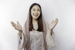 ritratto di un' giovane bellissimo asiatico musulmano donna indossare un' foulard Esprimere a gesti eid mubarak saluto foto