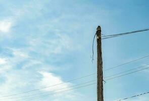 palo elettrico di potenza con filo di linea su sfondo colorato da vicino foto