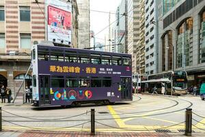 hong kong, marzo 25,2019-ding ding tra il grattacieli attraverso il strade di hong kong durante un' nuvoloso giorno foto