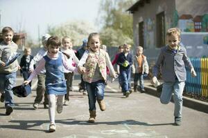 un' gruppo di bambini a partire dal scuola materna su un' camminare. foto