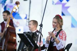 08 29 2020 bielorussia, lyaskovichi. celebrazione nel il città. donne nel nazionale slavo vestito giochi il balalaica. foto