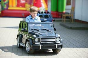 divertente ragazzo nel un' figli di auto nel il città. foto