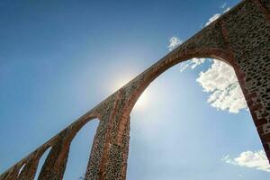 antico acquedotto Queretaro, Messico. blu cielo nel sfondo. foto