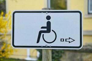 parcheggio per Disabilitato persone solo. sedia a rotelle ha priorità foto