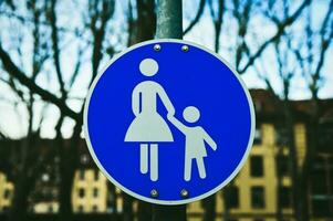 avvertimento cartello. madri con bambini avere priorità. per favore guidare lentamente foto
