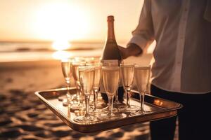 Cameriere servendo Champagne su un' vassoio estate spiaggia tramonto vacanza vacanza. ai generato foto