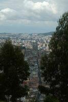 aereo Visualizza di quito con il Cattedrale nel il centro foto