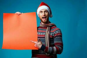 bello uomo nel un' Natale arancia modello manifesto blu sfondo foto