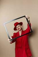 alla moda donna con di legno telaio in posa rosso completo da uomo stile di vita in posa foto