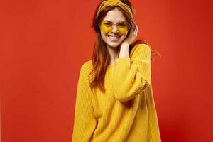 allegro donna nel giallo bicchieri fricchettone moda in posa stile di vita foto