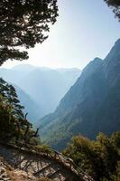 visualizzazioni nel il montagne lungo il sentiero attraverso il gola soleggiato giorno. Visualizza di gola, un' gola nel il montagne di Grecia, dire bugie su il versante di montagne, uno di il più profondo gole nel il mondo. foto