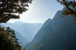 visualizzazioni nel il montagne lungo il sentiero attraverso il gola soleggiato giorno. Visualizza di gola, un' gola nel il montagne di Grecia, dire bugie su il versante di montagne, uno di il più profondo gole nel il mondo. foto