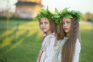08 29 2020 bielorussia, lyaskovichi. celebrazione nel il città. ragazze nel un' ghirlanda di erbe aromatiche a il ivano kupala vacanza. foto