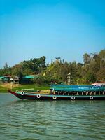 barca su il fiume nel rangamati, bangladesh. foto