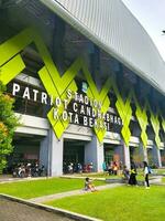 bekasi, Indonesia - 12 Marzo 2023 il atmosfera al di fuori il patriota candrabhaga stadio, bekasi città durante il auto gratuito giorno evento foto