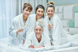 ragazze con vino a terme festa nel il Hotel foto